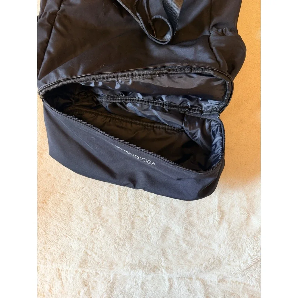 Beyond Yoga Black Mat Bag Drawstring Zip Closure Adjustable Strap 2 Pockets